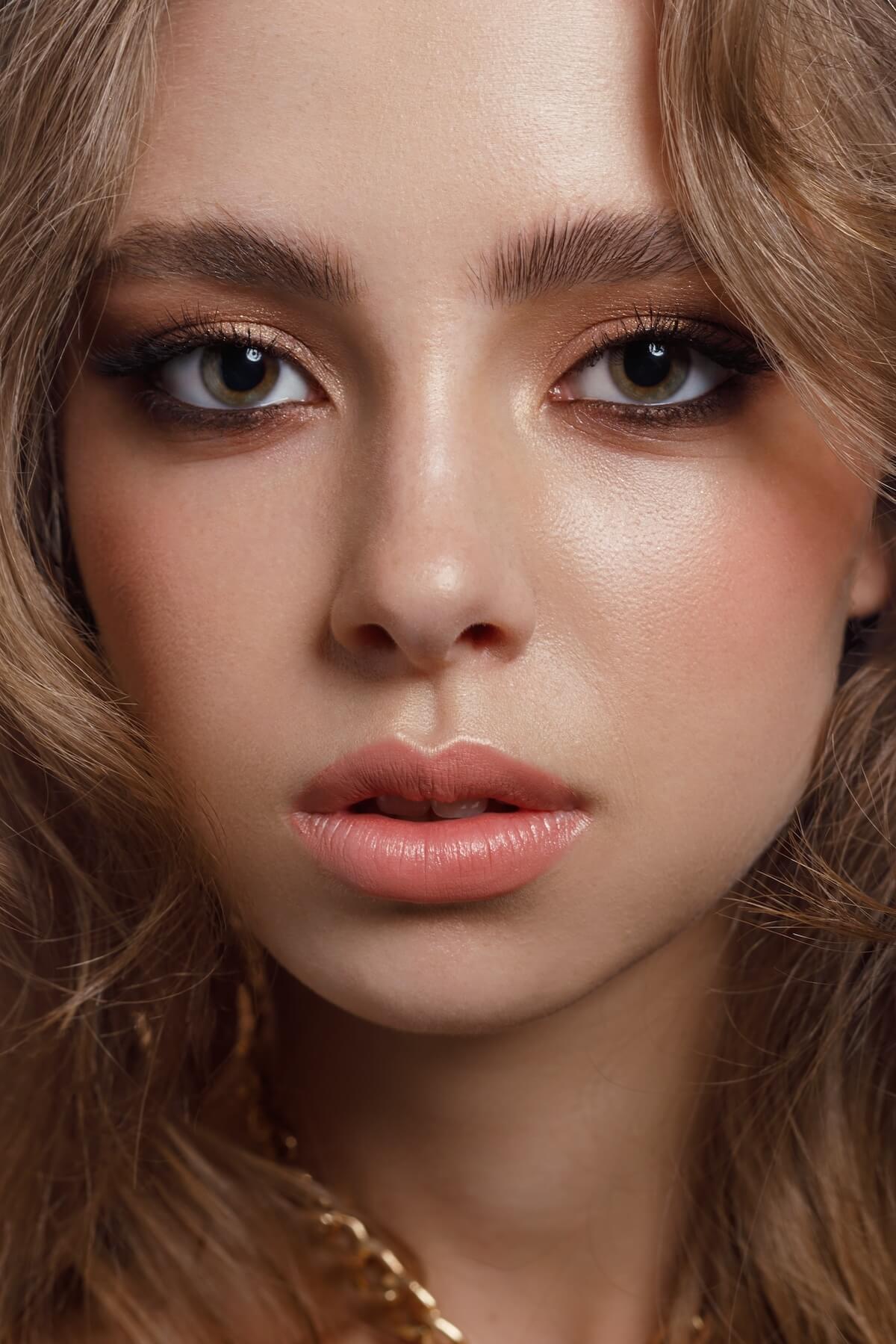 Shutterstock: Copper shadows and copper peach lipstick