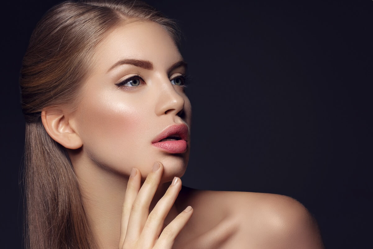 Shutterstock: Coral lipstick and champagne eye shadow