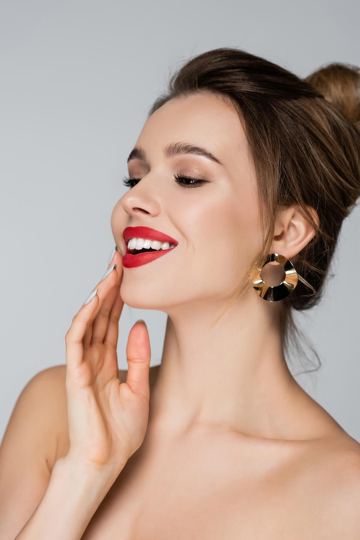 Shutterstock: Metallic eyeshadow and red lipstick