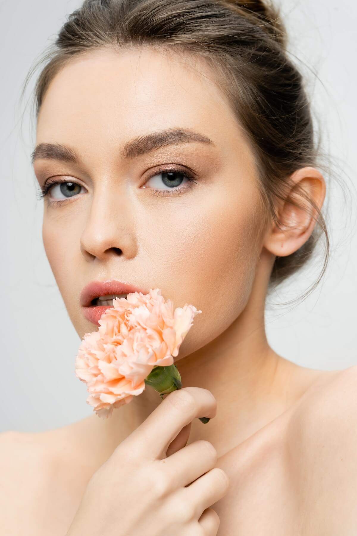 Shutterstock: Peach lipstick and brown eyeshadow