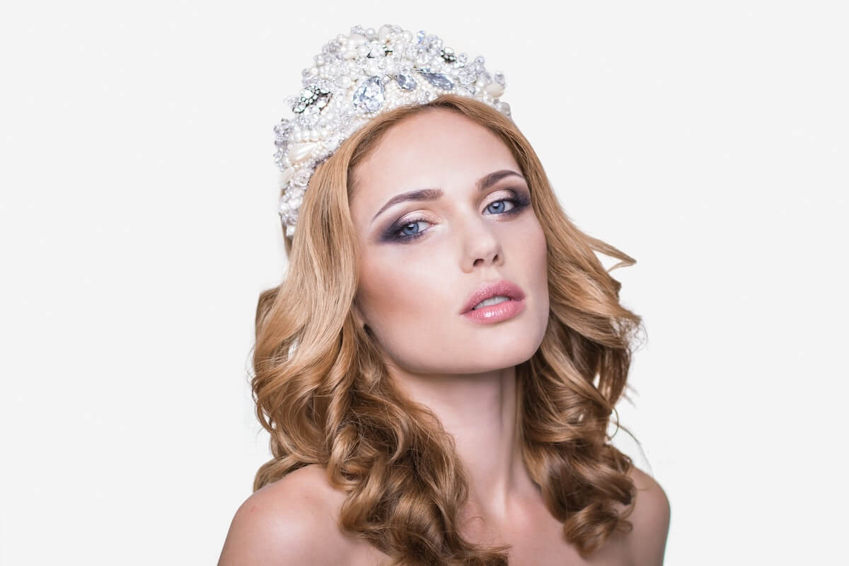 Shutterstock: Woman with smokey eyeshadow and pink lipstick