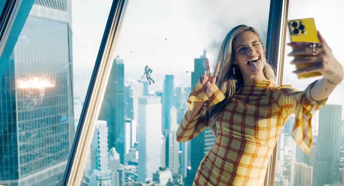 Superman (2025): Eve Teschmacher takes selfie with Ultraman in backgrund