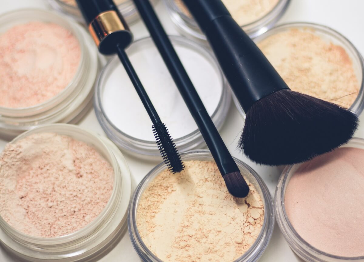 Unsplash: Foundation makeup pots by Rosa Rafael