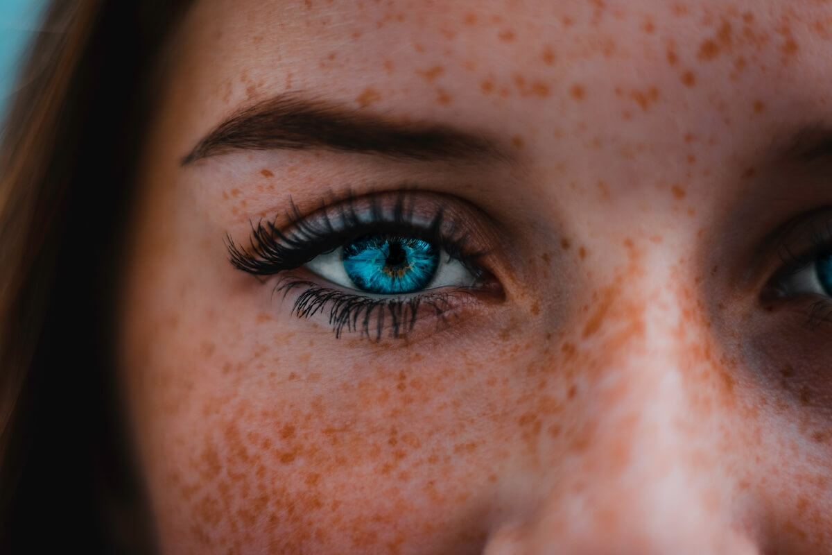 Unsplash: Woman with long false lashes by Tommy Van Kessel