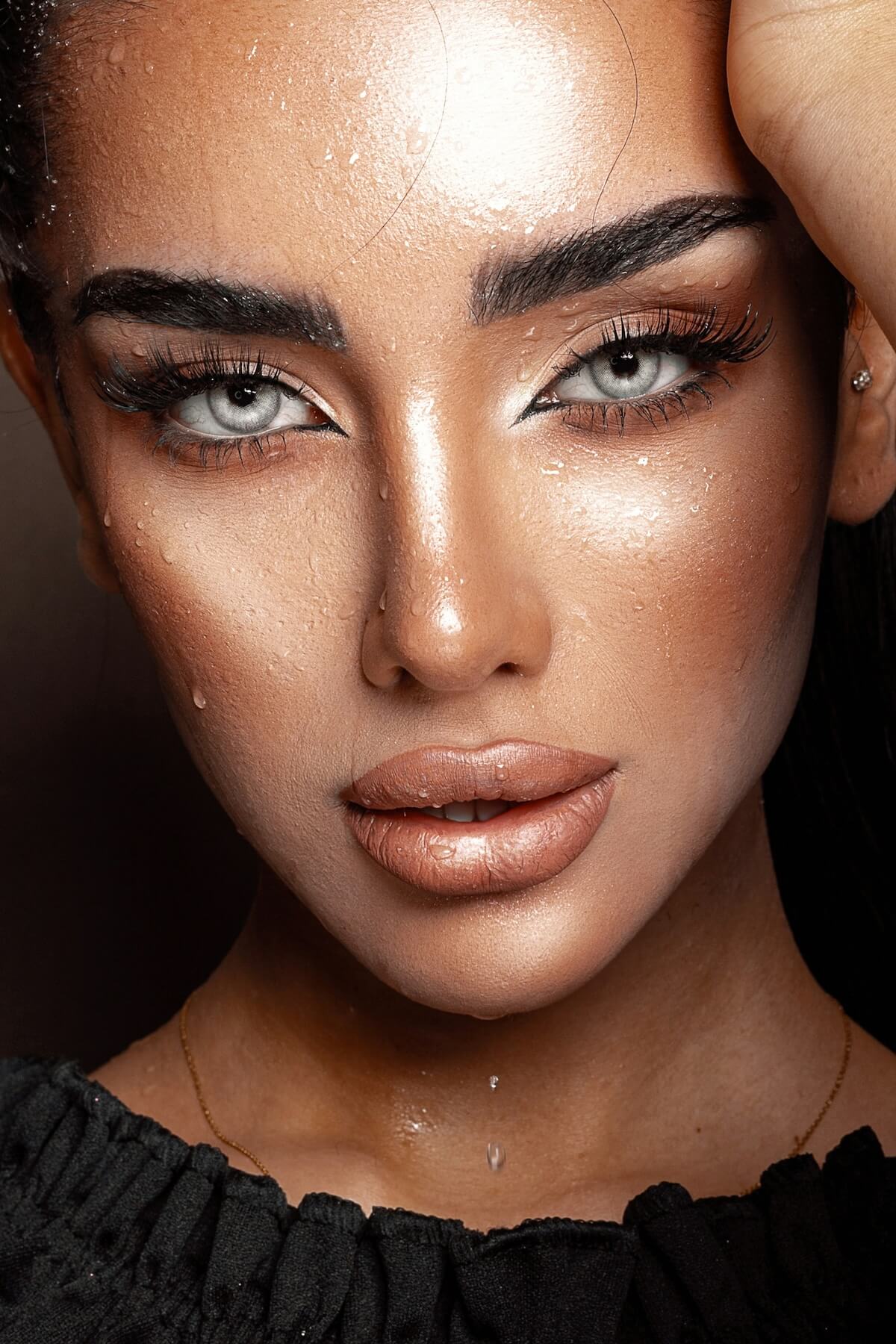 Unsplash: Woman with shiny bronzer makeup by Mohammadreza Babaei