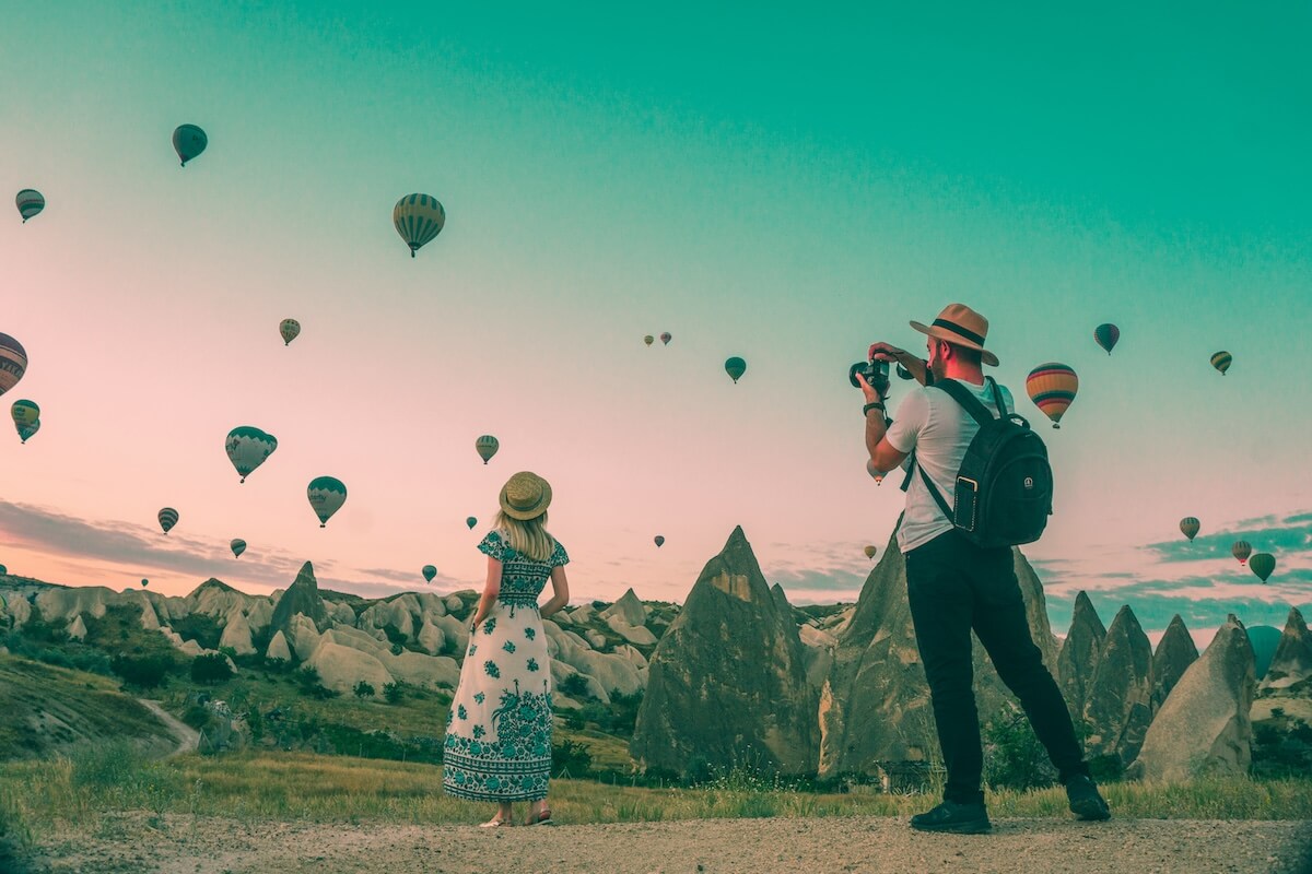 Unsplash: Couple traveling and seeing hot air balloons by Mesut Kaya