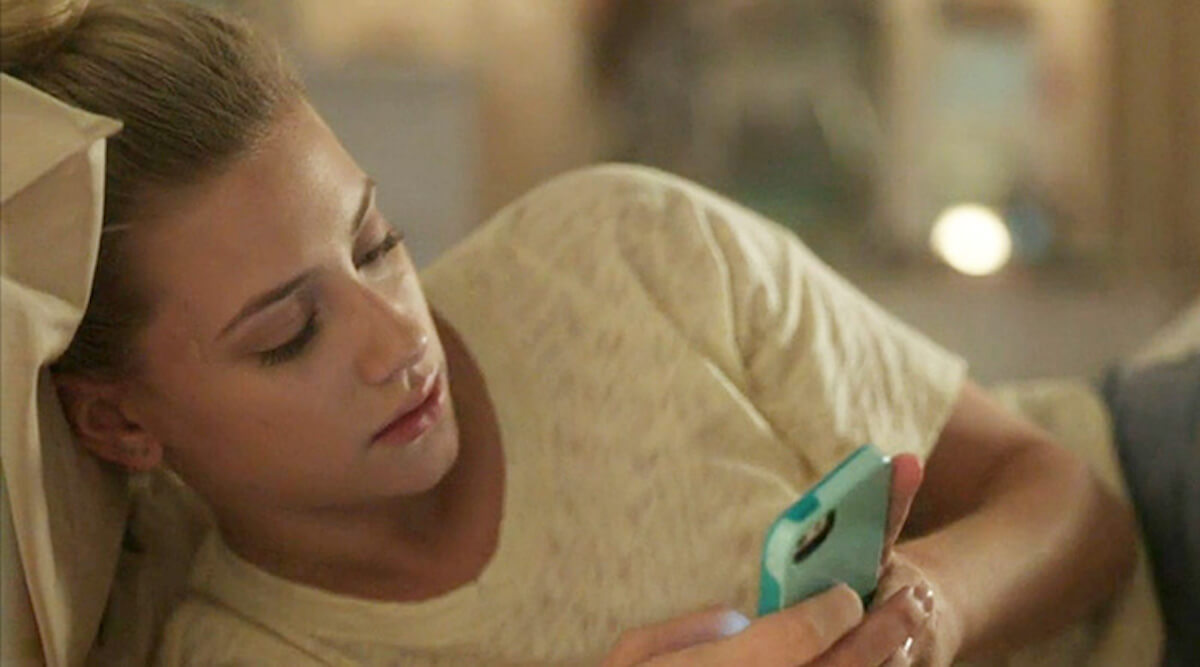 Riverdale: Betty texting
