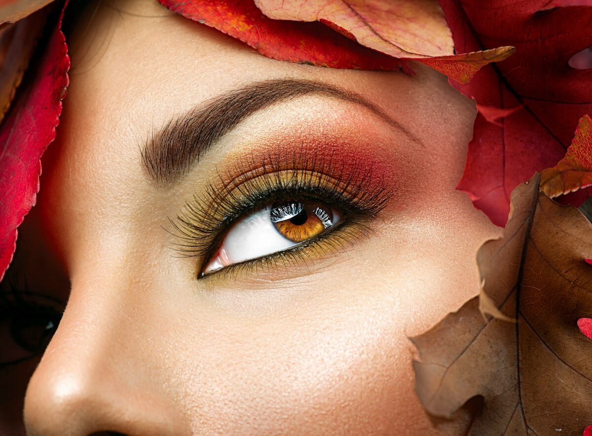 Shutterstock: Autumn make up for brown eyes. Closeup fashion makeup. Perfect face skin, autumn warm colors of eyeshadows, long eyelashes.