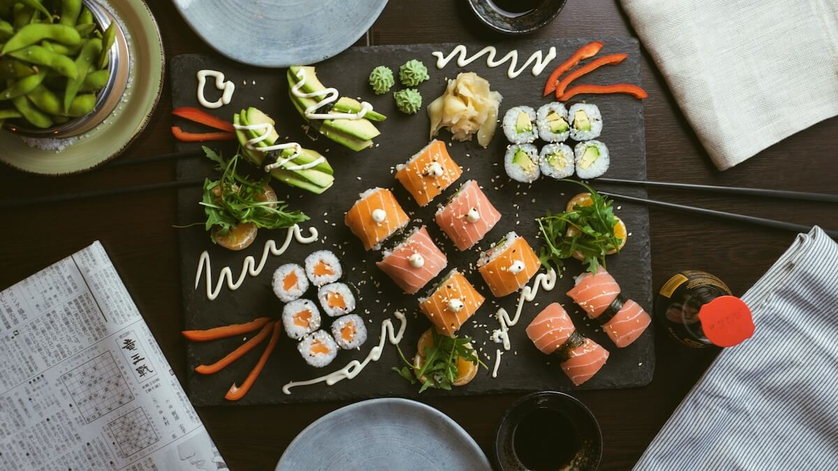 Unsplash: Sushi plate by Jakub dziubak