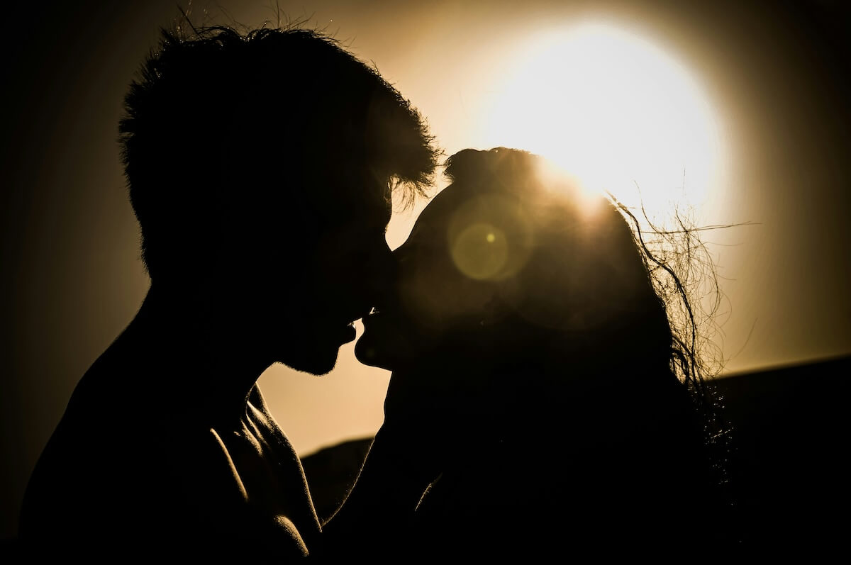 Unsplash: Silhouette of man and woman kissing by alejandra quiroz
