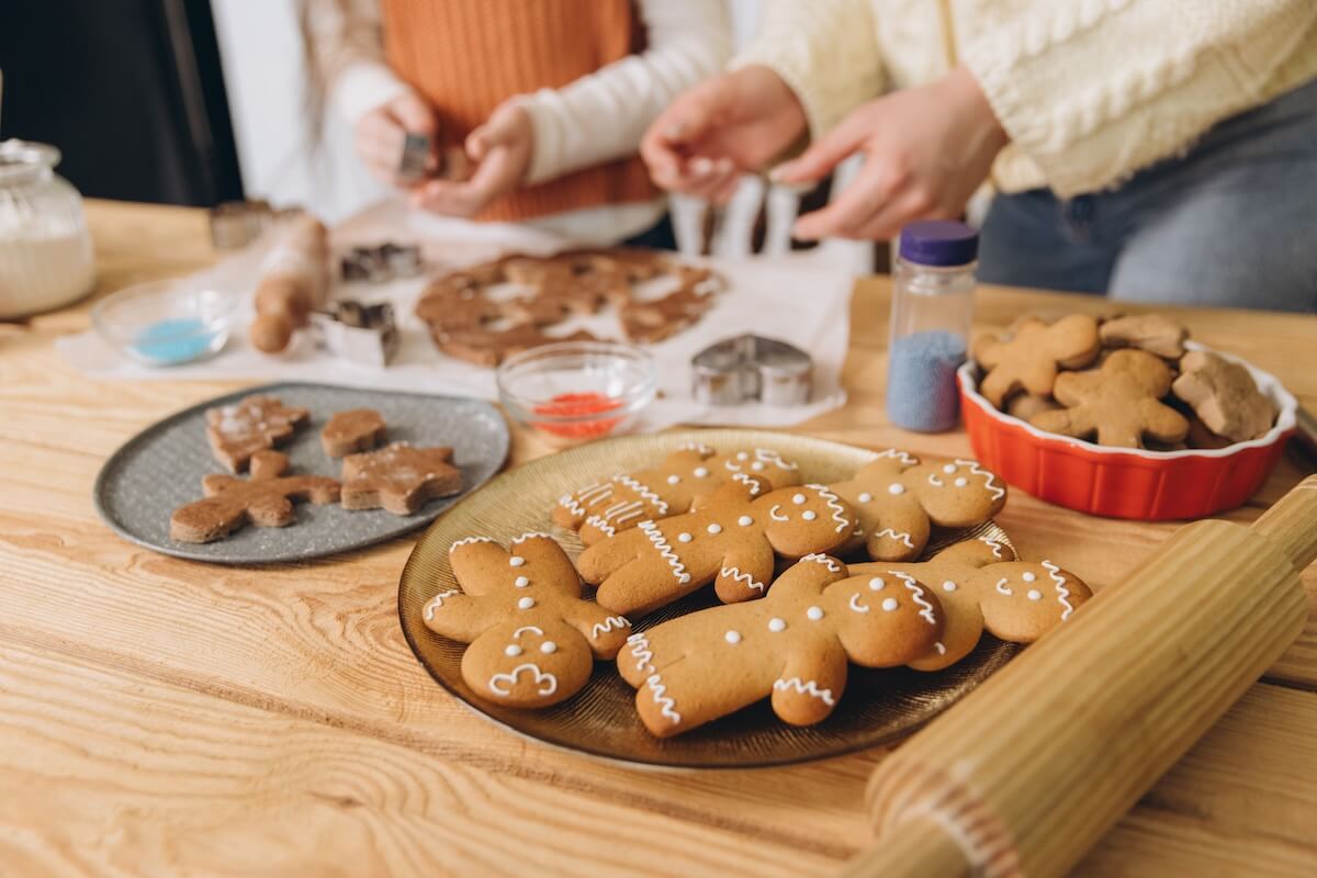 Shutterstock: Family baking gingerbread men