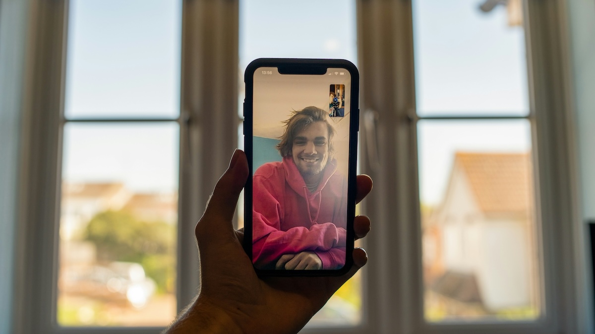 Unsplash: Facetiming man on phone by Ben Collins
