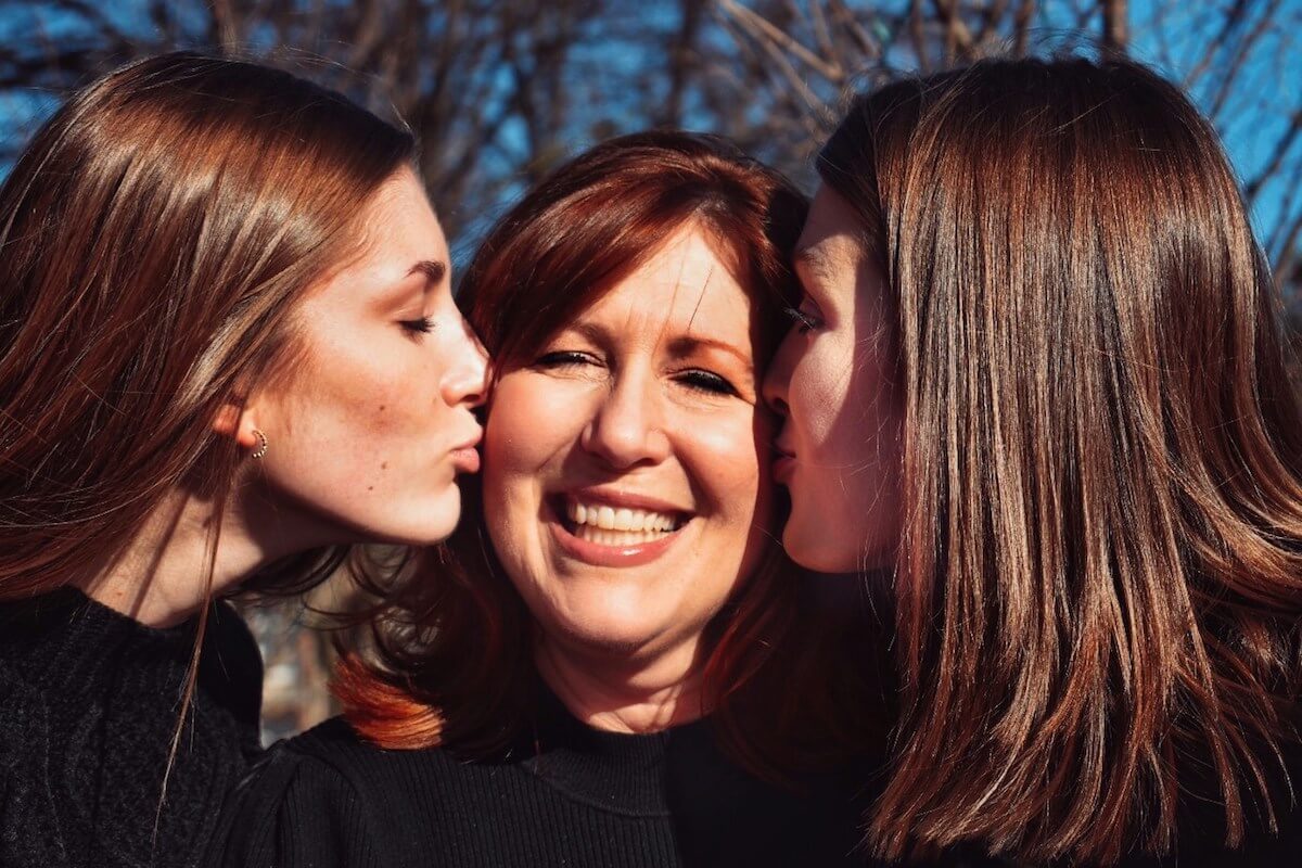Unsplash: Kissing mom's cheeks by Leah hetteberg