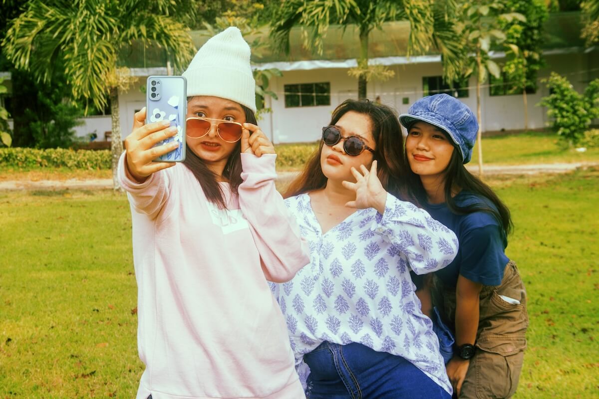 Unsplash: Friends taking fashion selfie by Richmond Fajardo