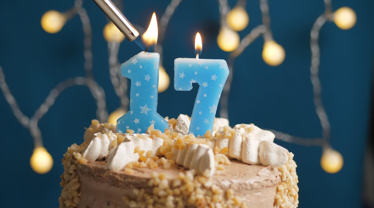 Shutterstock: 17th birthday cake candles