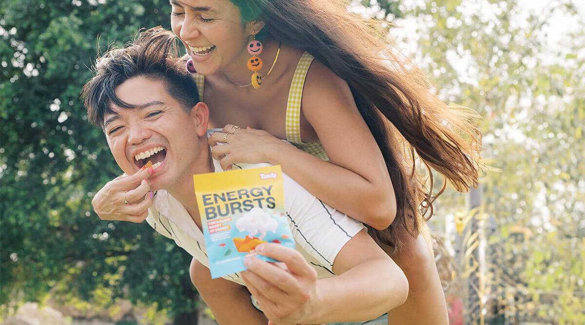 couple-eating-tandy-gummies-