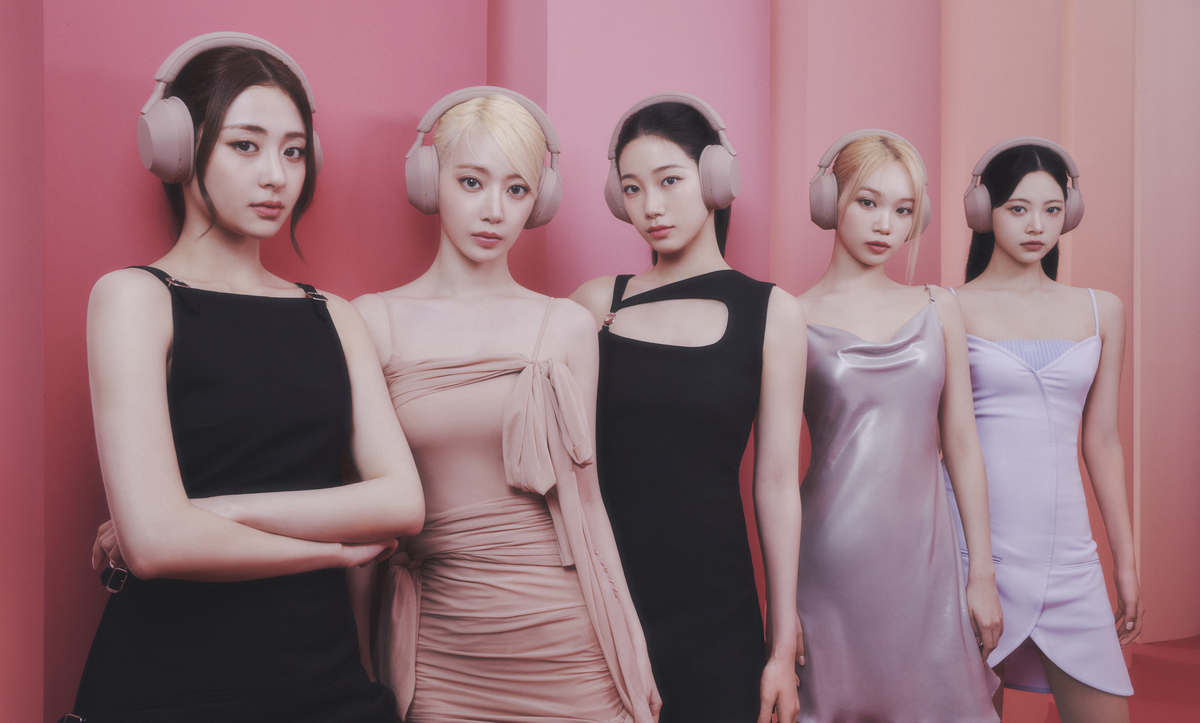 le sserafim wearing headphones pink