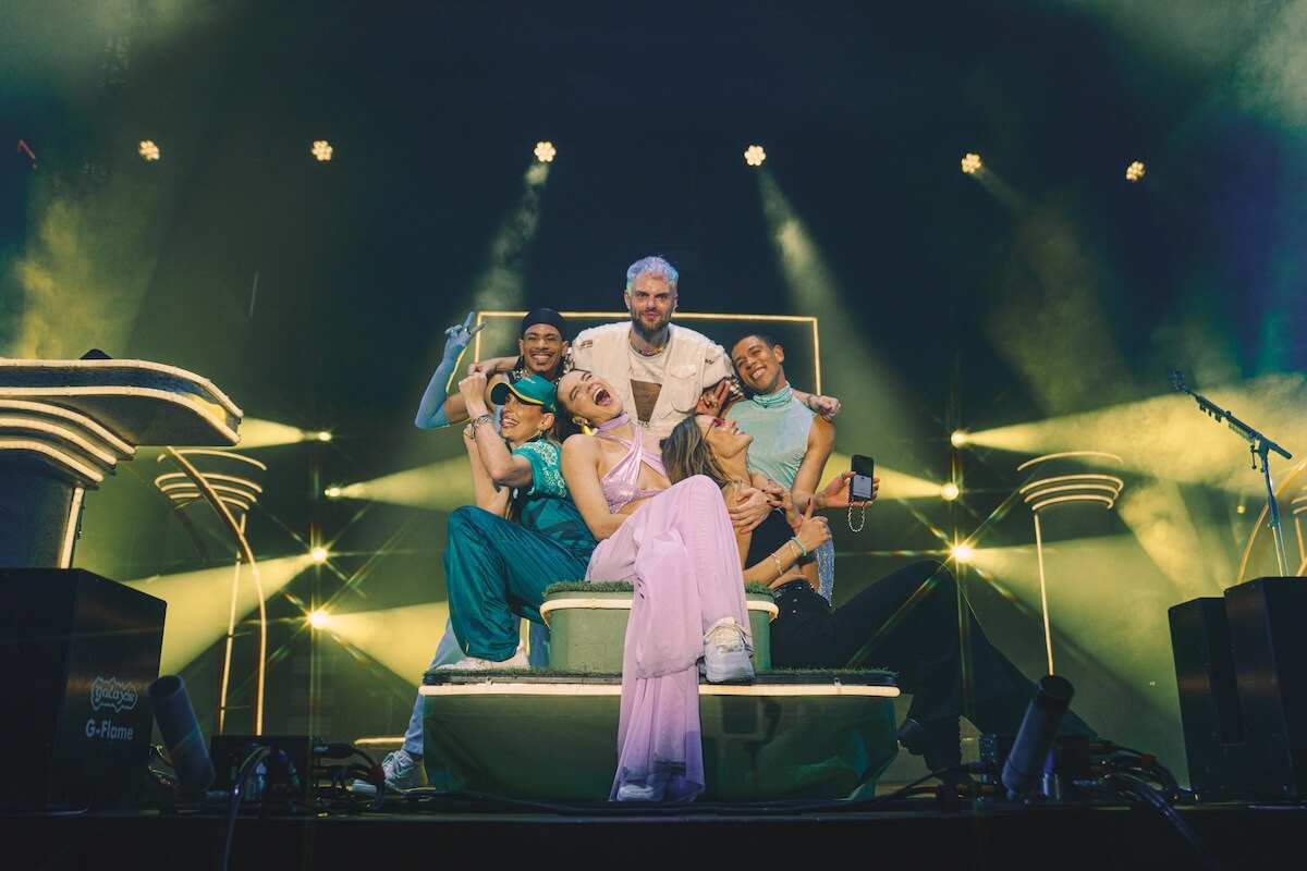 SOFI TUKKER on The Bread tour in Los Angeles 2024 - smiling group photo