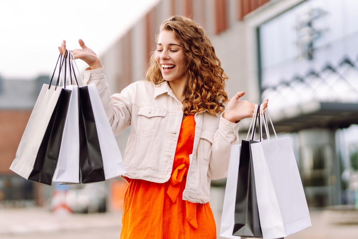 woman with black friday shopping bags