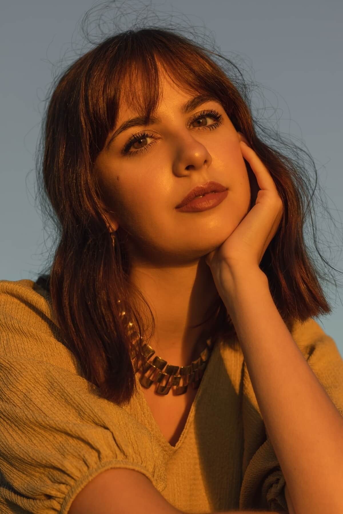 RaeAnne Boon beachy headshot by Merkulova Photography