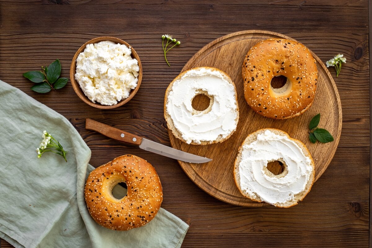 bagel with cream cheese