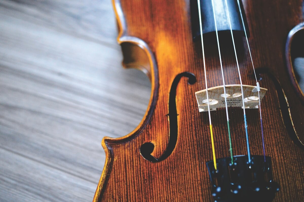 Unspash: Close-up on violin by Providence Doucet