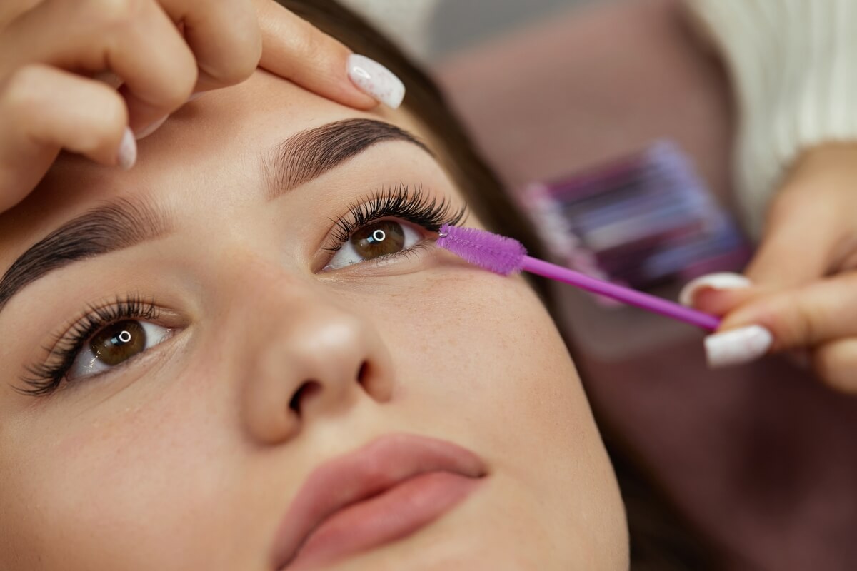 woman with eyelash extensions