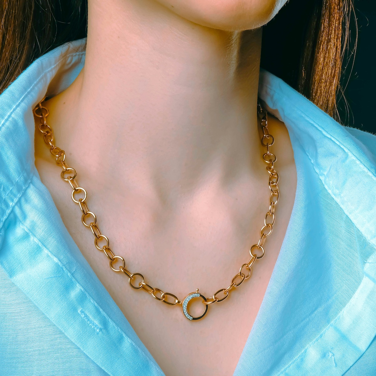 Unsplash: Chunky gold necklace by Prahant photo films