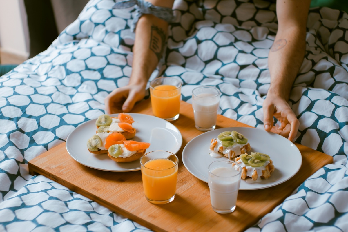 Unsplash: Breakfast in bed with fruit and bagels by Toa Heftiba