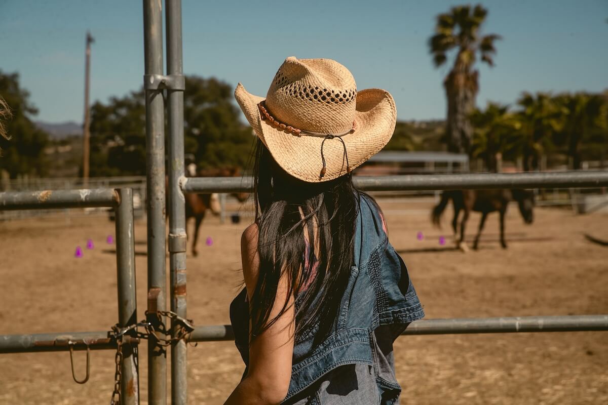Unsplas: woman in straw cowboy hat by jessica christian