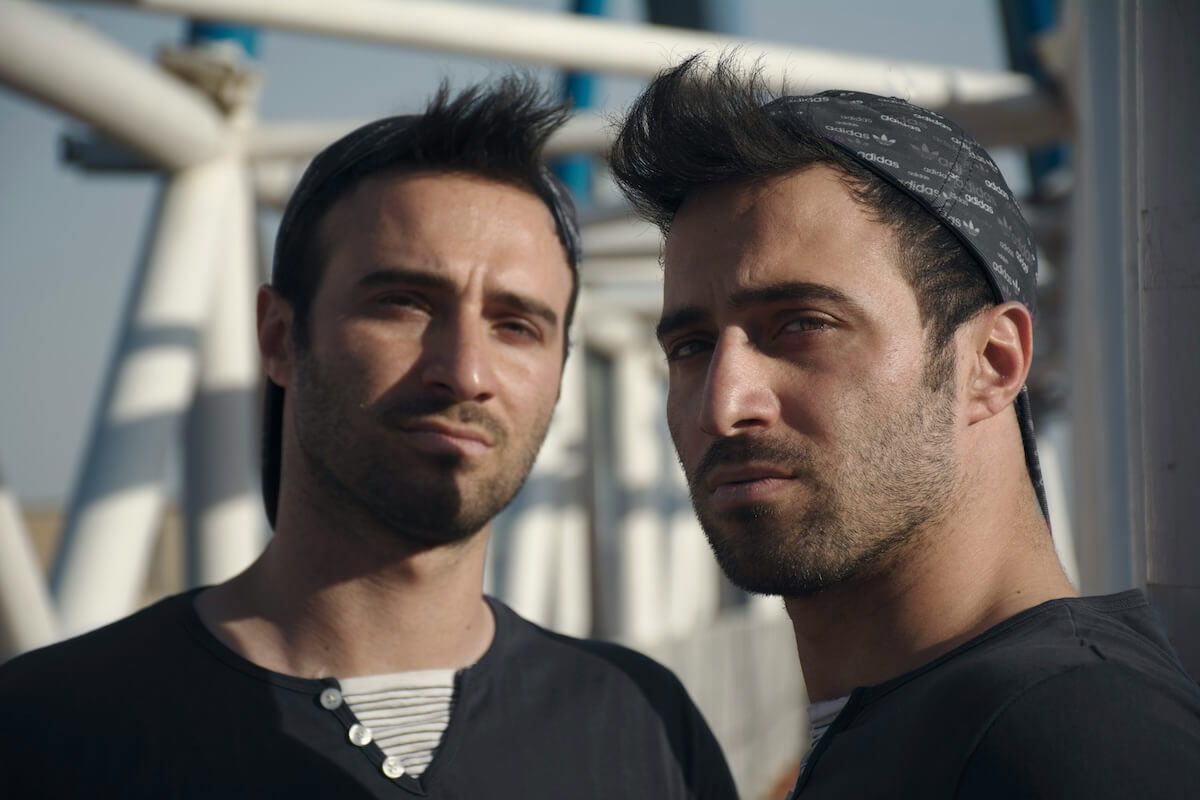 Unsplash: Similar looking twin brothers by Atiyeh Fathi