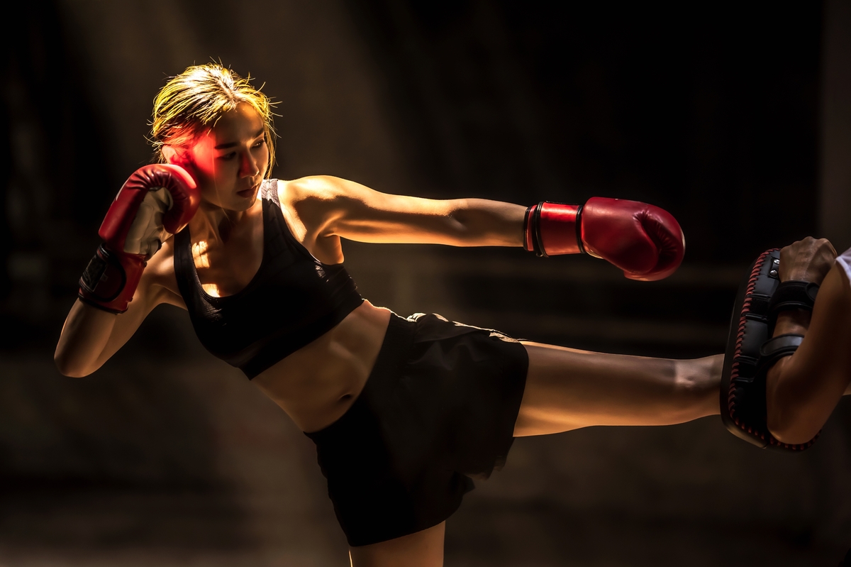 woman doing muay thai