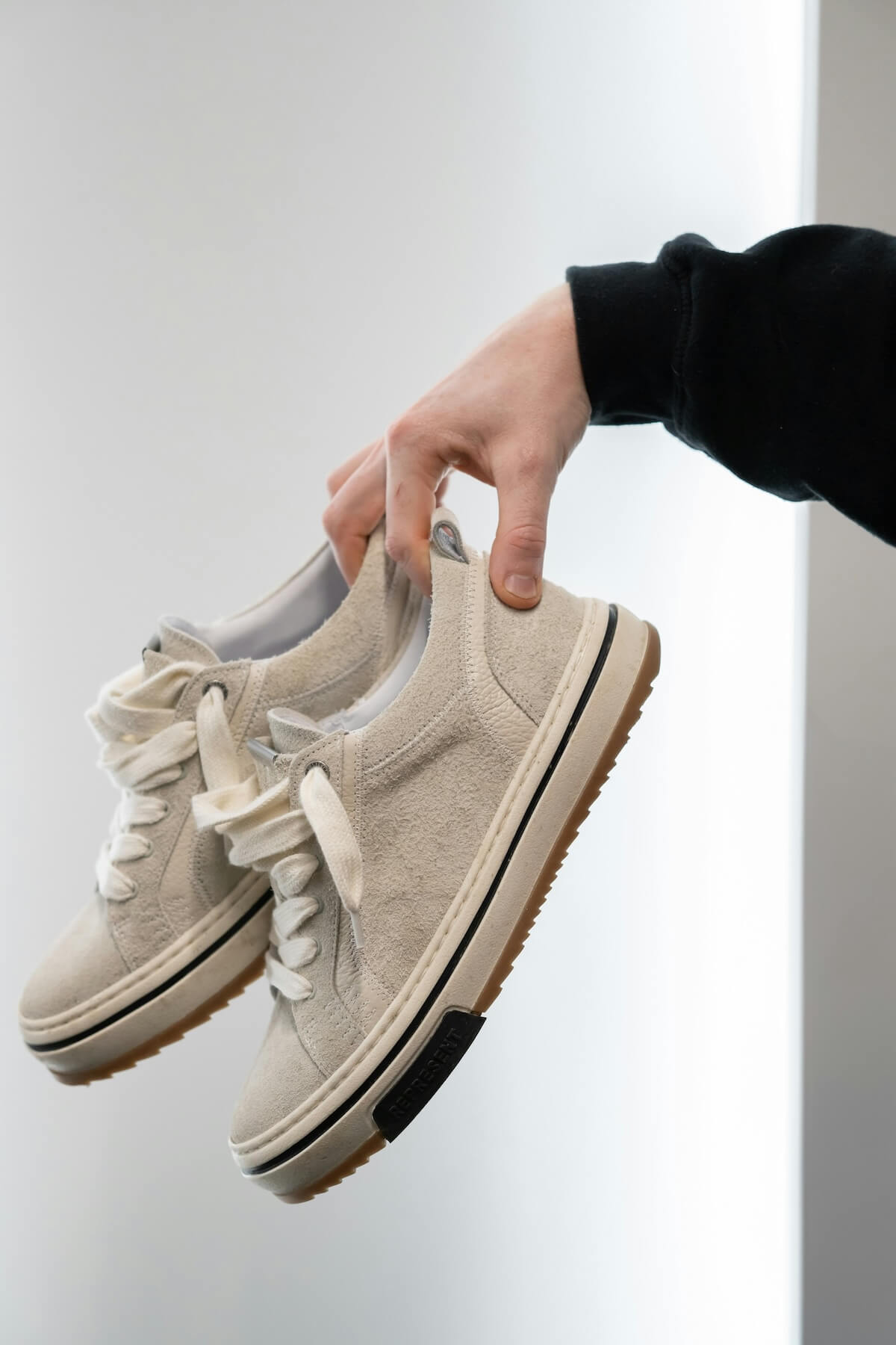 Unsplash: Chunky supportive sneakers by Thomas Olivier Guimond