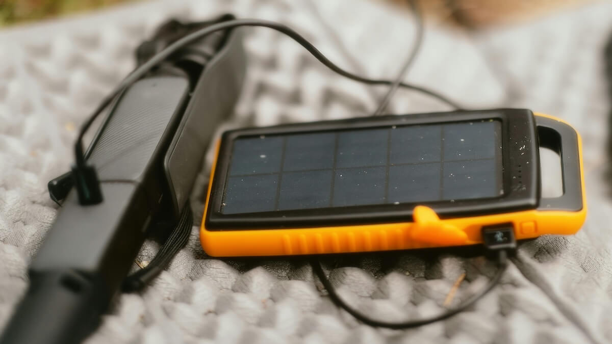 Unsplash: Solar charging power bank by Alin Gavriliuc