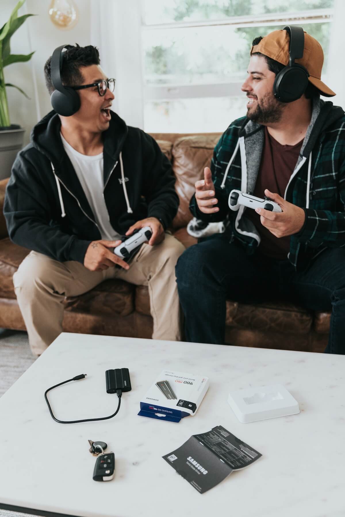 Unsplash: Friends playing game together on couch by Samsung Memory