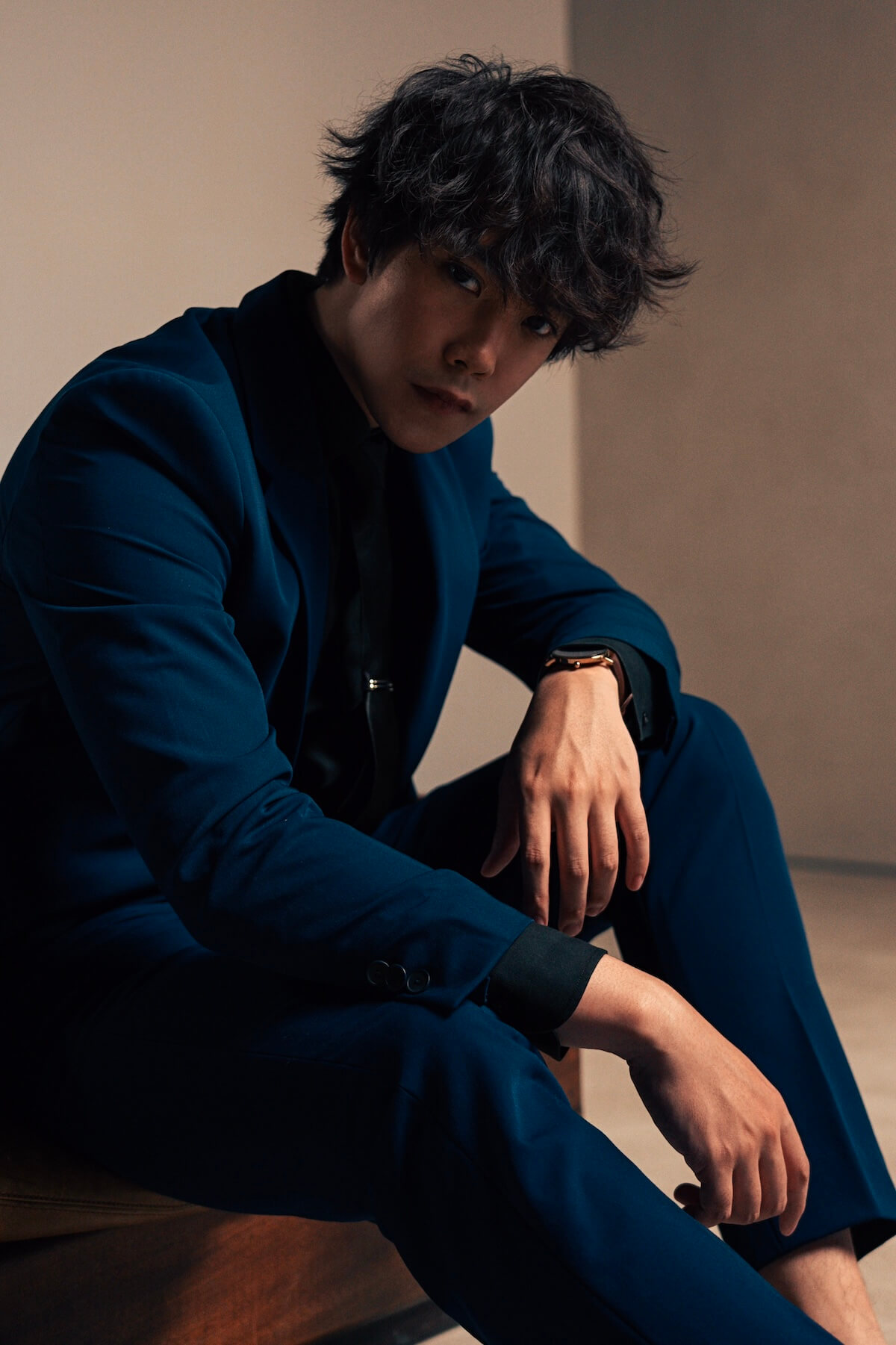 Aleks Le: press image in blue suit