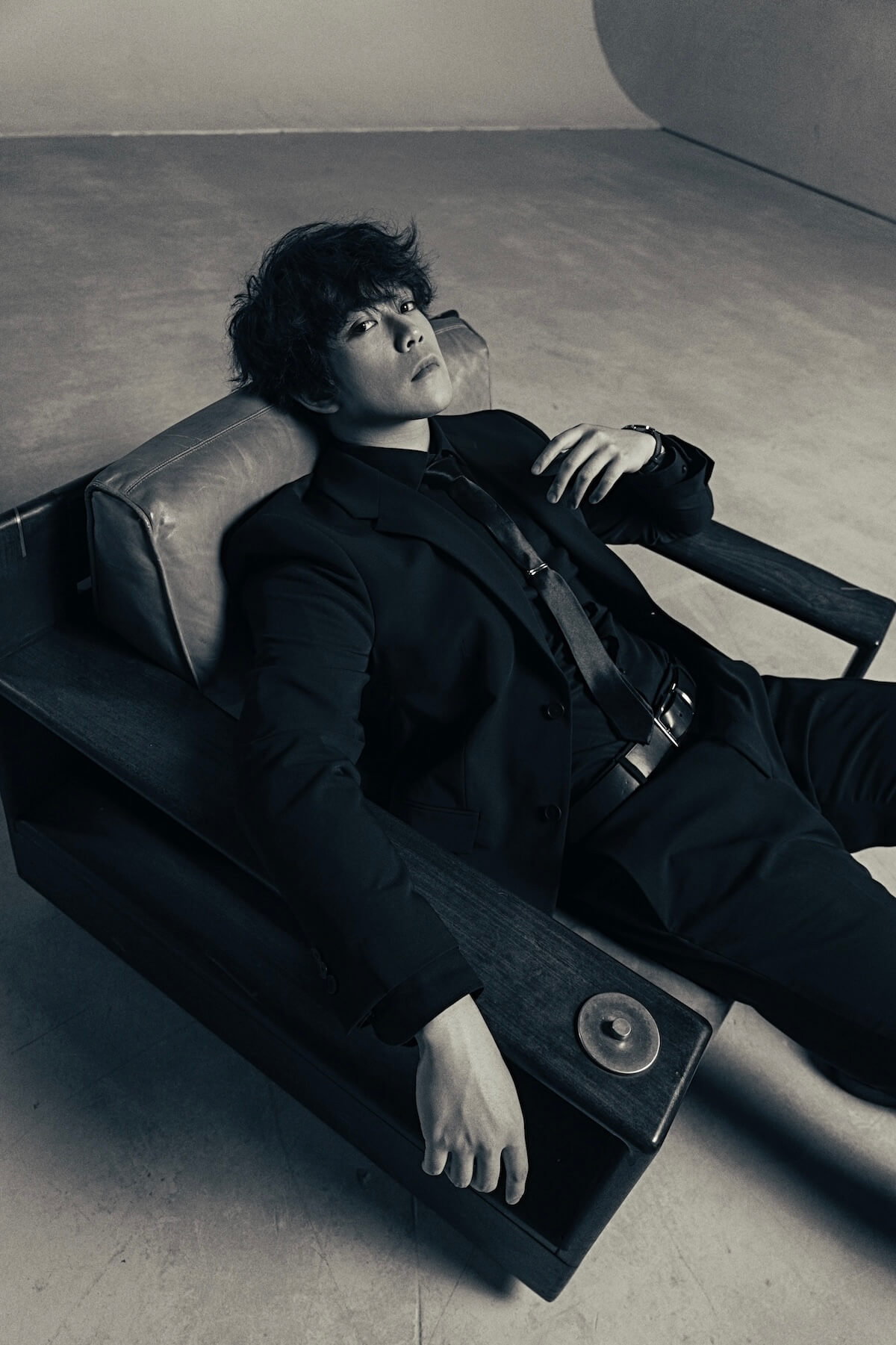 Aleks Le: press image in suit in black and white