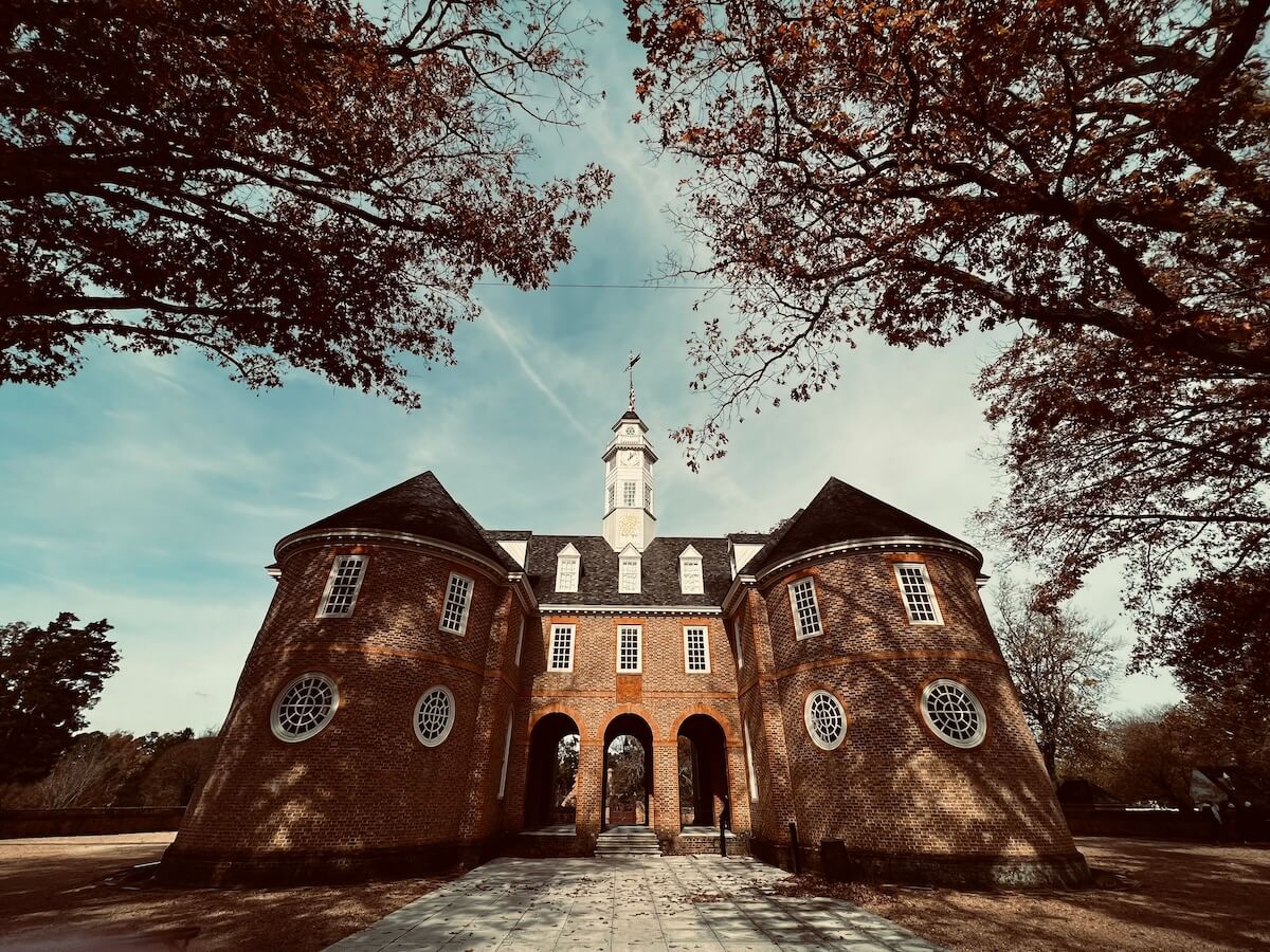Unsplash: Colonial Williamsburg mansion by Andy Henderson