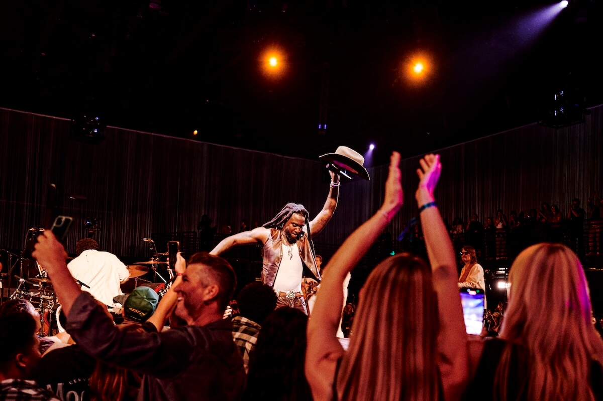 Shaboozey performance raising hat in Glendale by Jesse Lirola