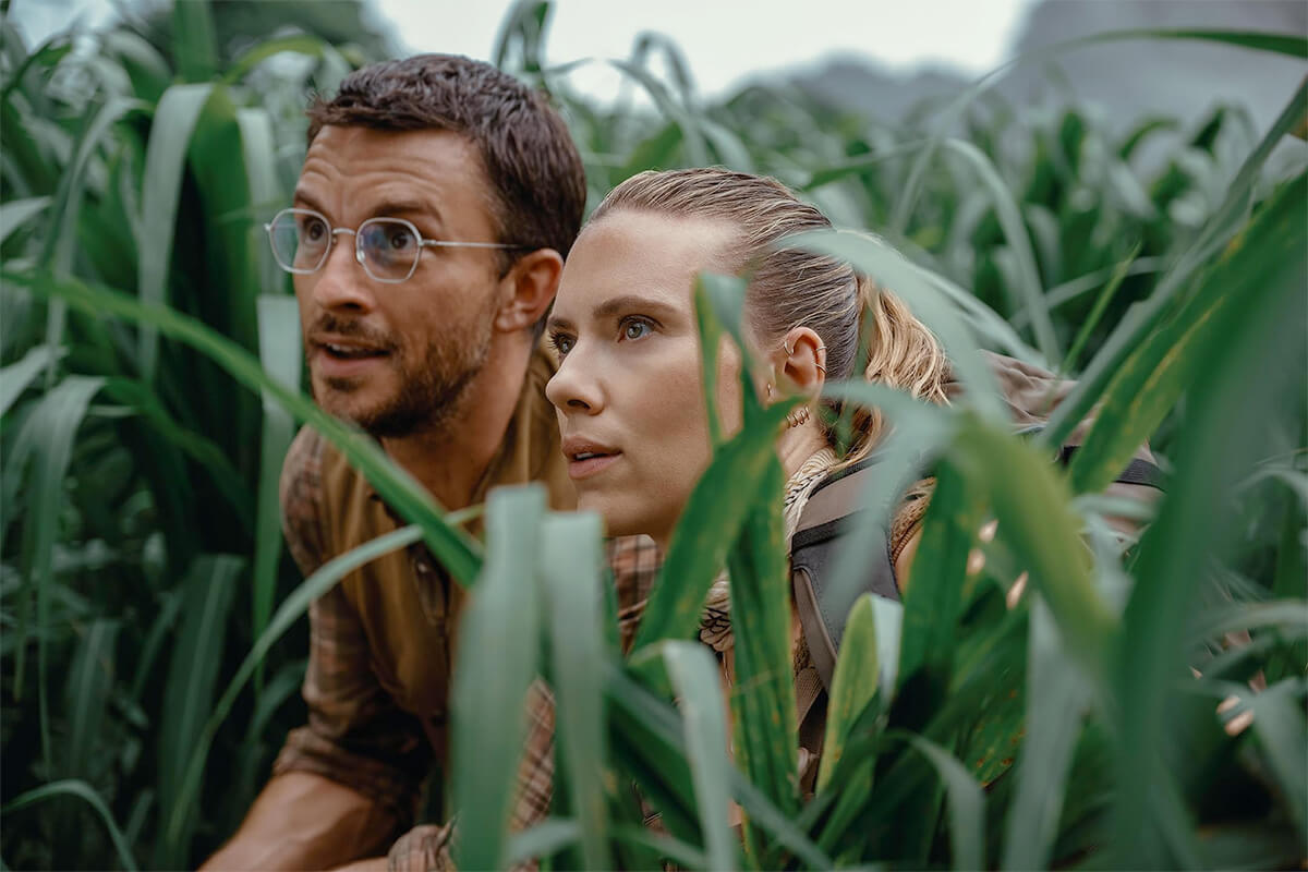 Jonathan Bailey and Scarlett Johansson in Jurassic World: Rebirth